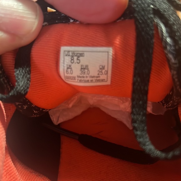 Vans Woman’s size 8.5 Black & White - Picture 8 of 9